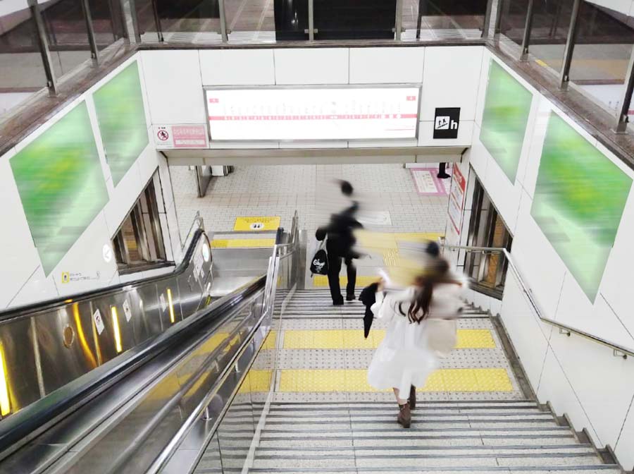 梅田臨時集中貼り・梅田駅の広告