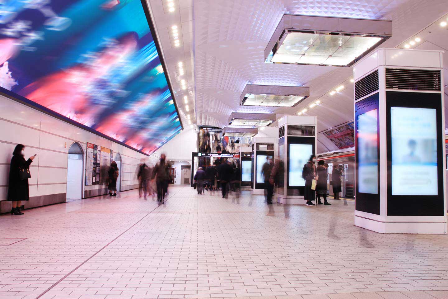 大阪メトロ梅田駅デジタルサイネージ写真