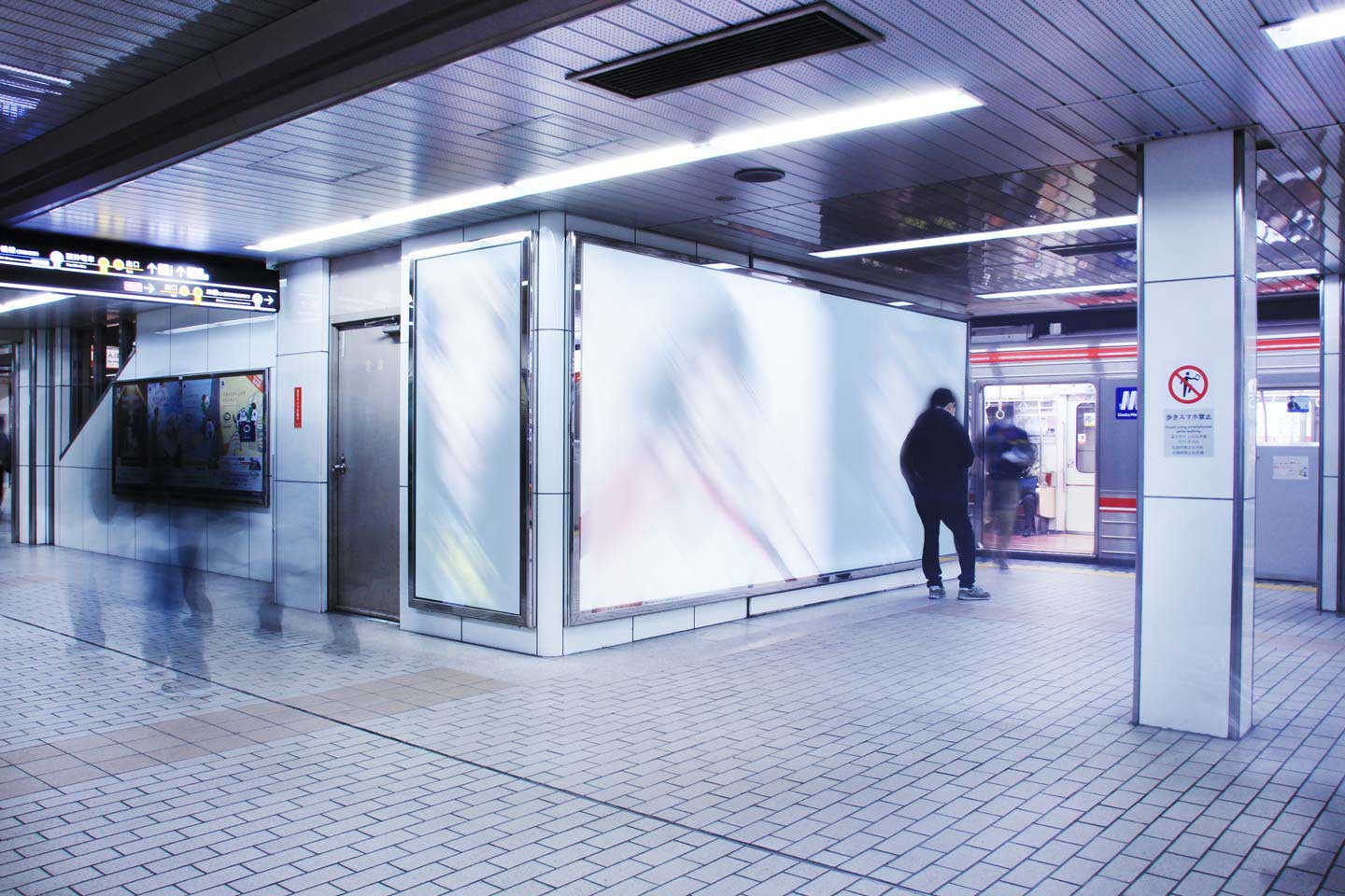 大阪メトロ駅デジタルサイネージ写真