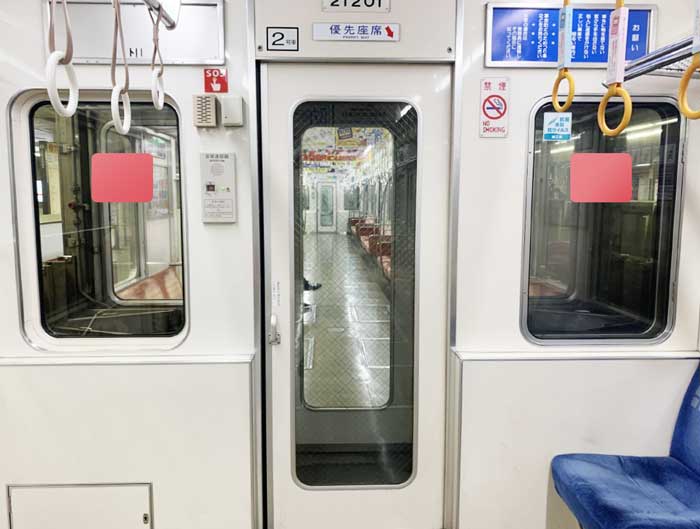 Osaka Metro 連結部ステッカー広告写真