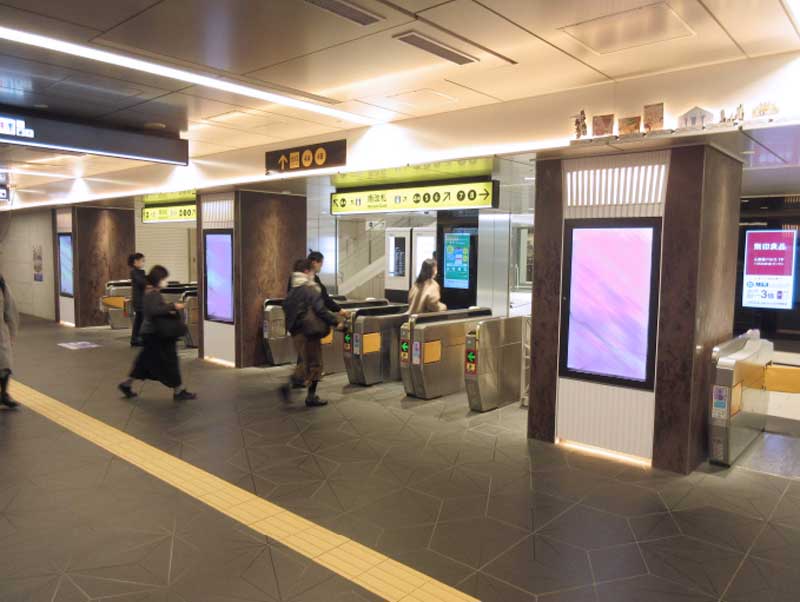 大阪メトロ心斎橋コンコースビジョン写真