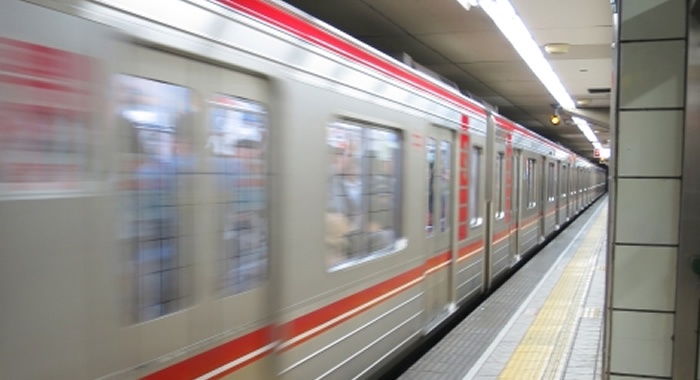 大阪メトロ車外広告写真