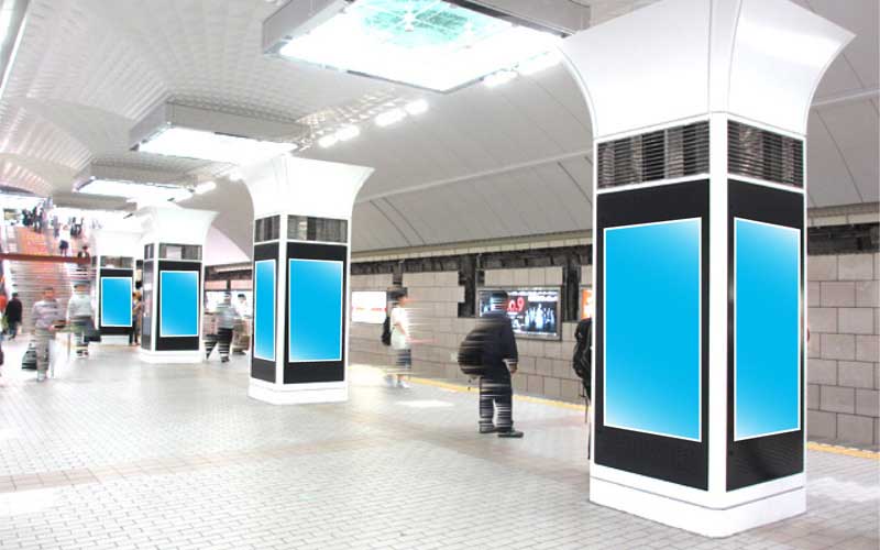 Osaka Metro梅田ホームビジョン写真