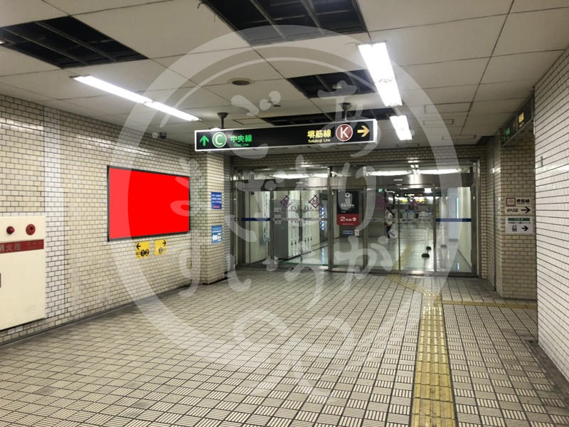 堺筋本町駅【看板広告】2-402号枠 | 大阪メトロ｜駅・電車の交通広告