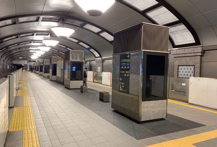 大阪メトロ・心斎橋ホームビジョン